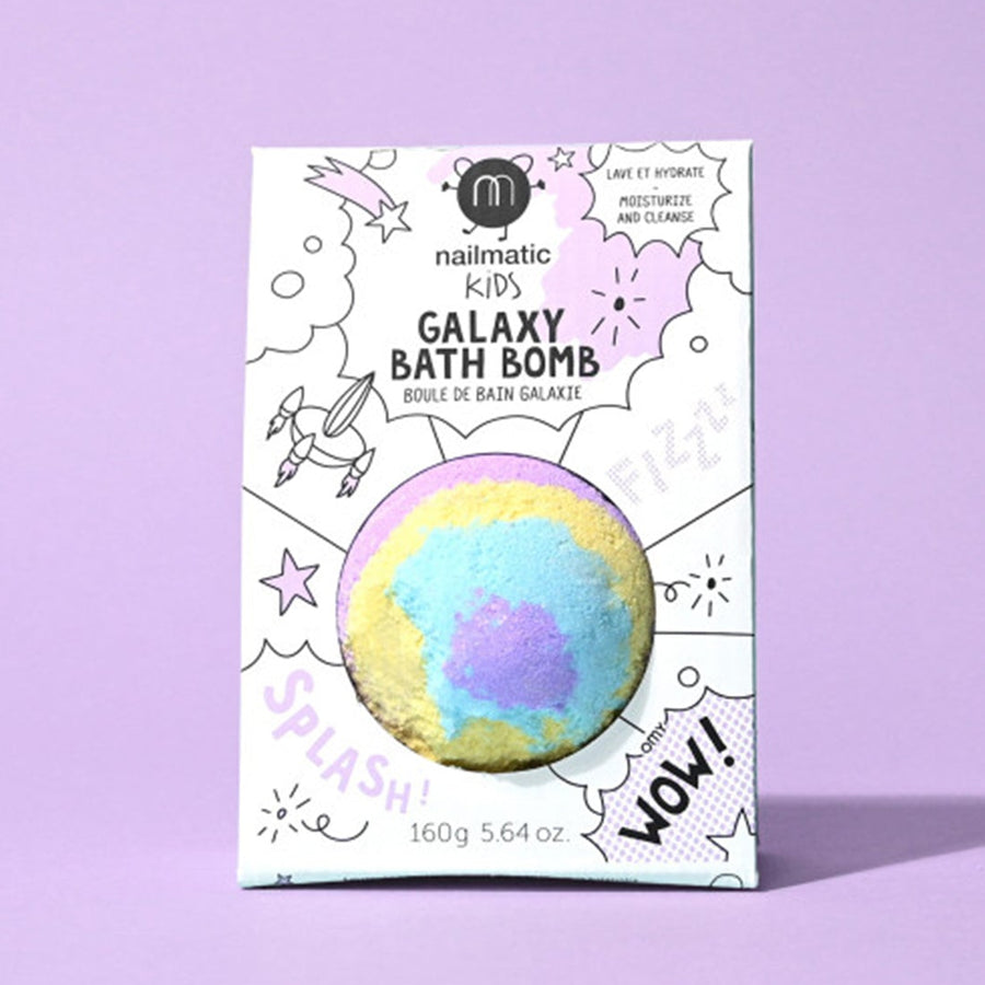 Bombe de bain Galaxy avec des étoiles colorées en gros plan.