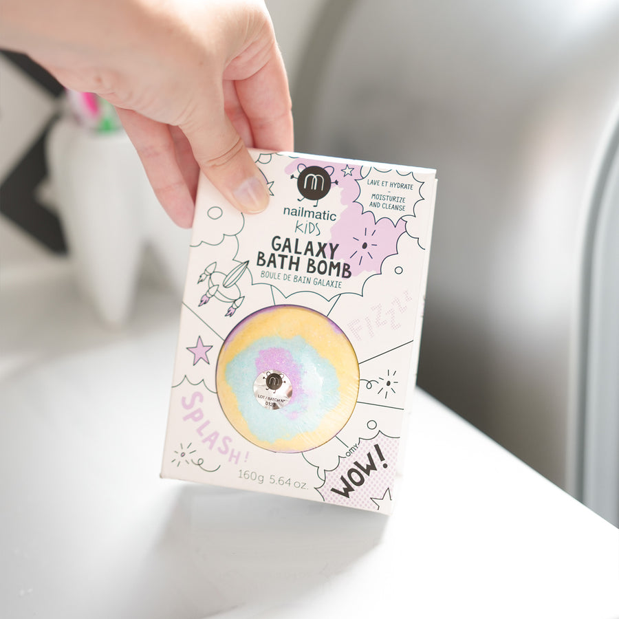 Bombe de bain Galaxy avec des étoiles et des couleurs vives