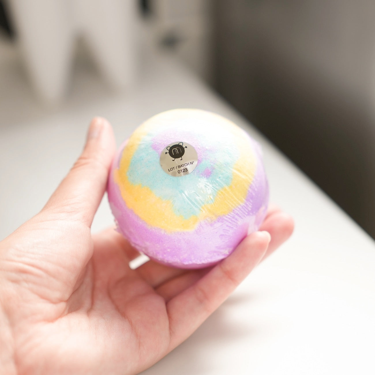 Bombe de bain Galaxy avec des étoiles colorées en gros plan.