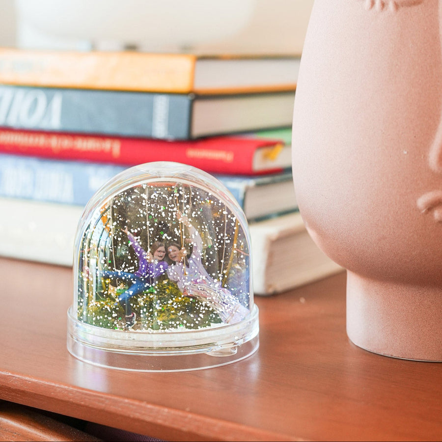 Boule à neige personnalisée avec flocons et message unique.