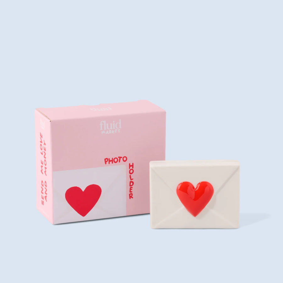 Porte-photo en céramique en forme de cœur sur une étagère