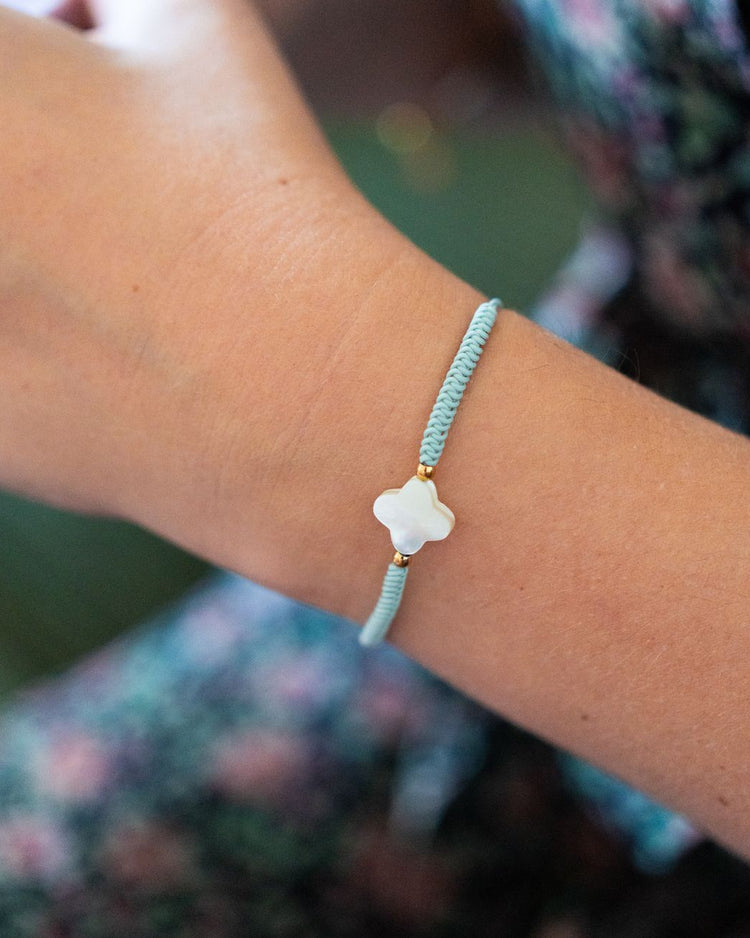 Bracelet porte-bonheur avec fleur nacrée et cordon tressé