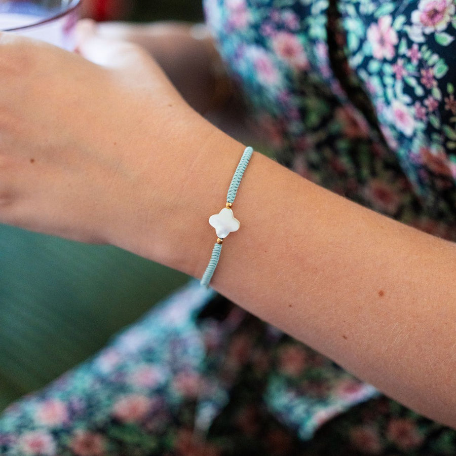 Bracelet porte bonheur avec fleur nacrée et cordon tressé