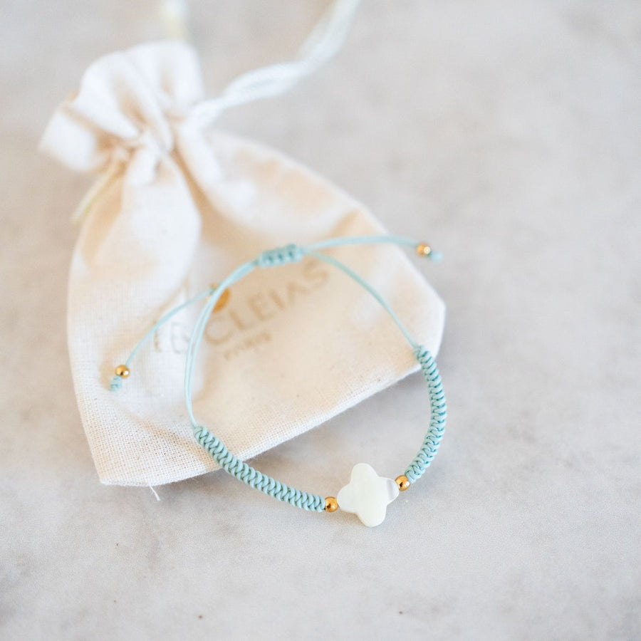 Bracelet porte bonheur avec fleur nacrée et cordon tressé