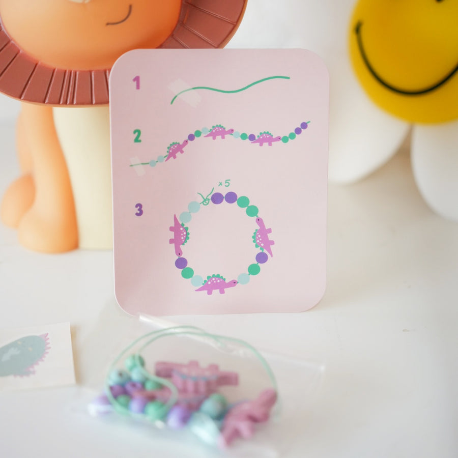 Bracelet en perles avec motifs de dinosaures colorés