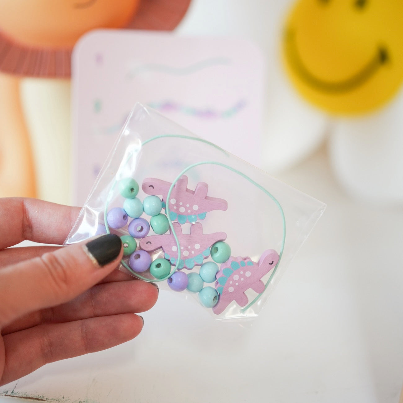 Bracelet en perles avec motifs de dinosaures colorés