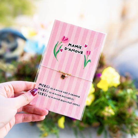 Bracelet avec pendentif trèfle doré sur cordon rose