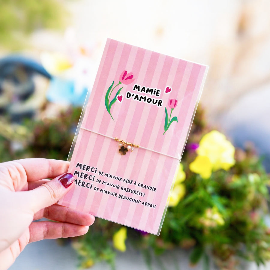 Bracelet avec pendentif trèfle doré sur cordon rose