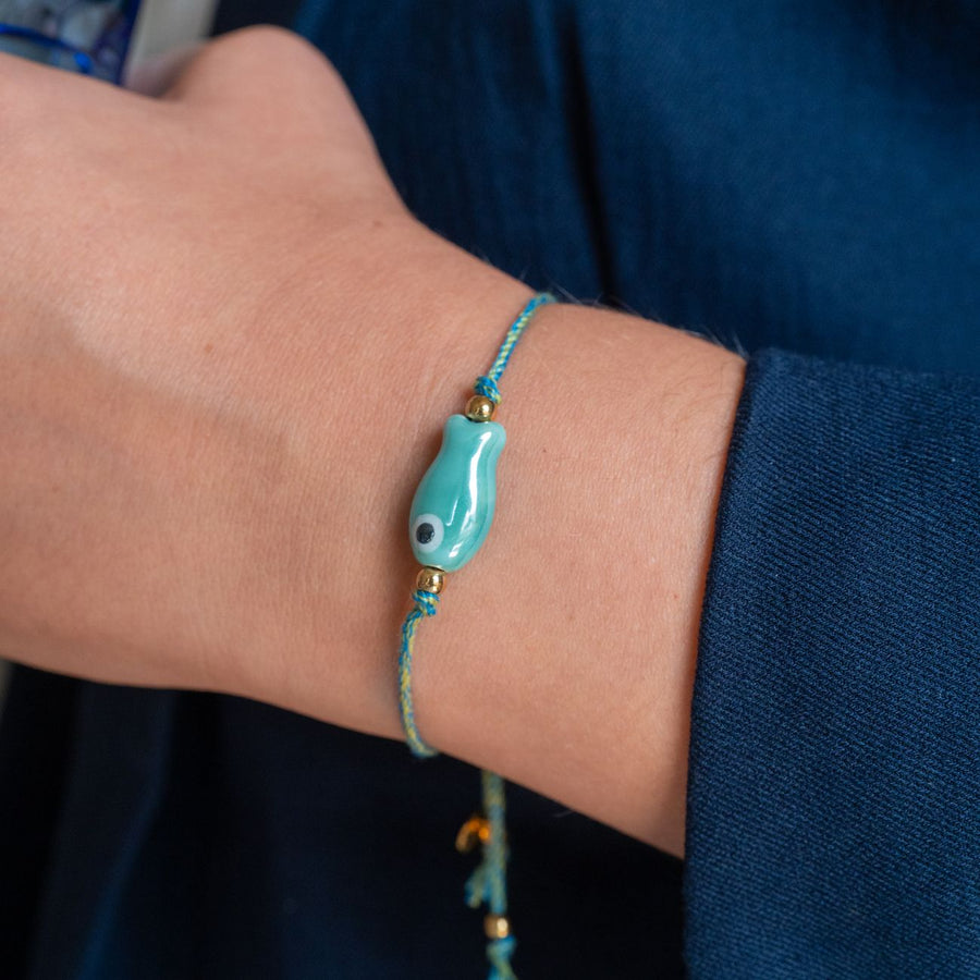 Bracelet en céramique avec poisson, cordon tressé coloré.