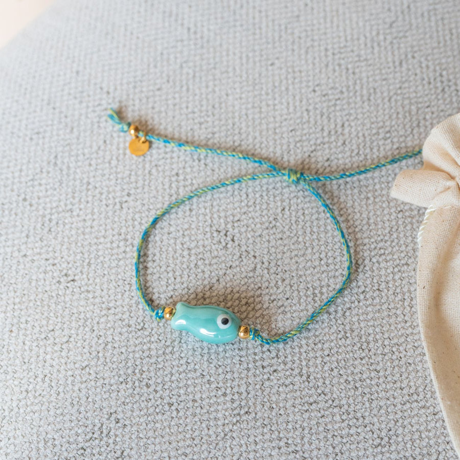 Bracelet en céramique avec poisson, cordon tressé coloré.