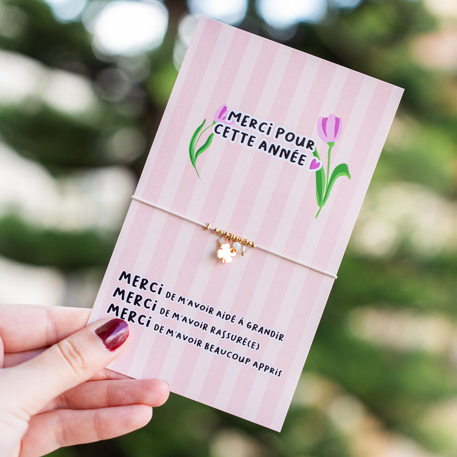 Bracelet fin avec motif trèfle et inscription délicate