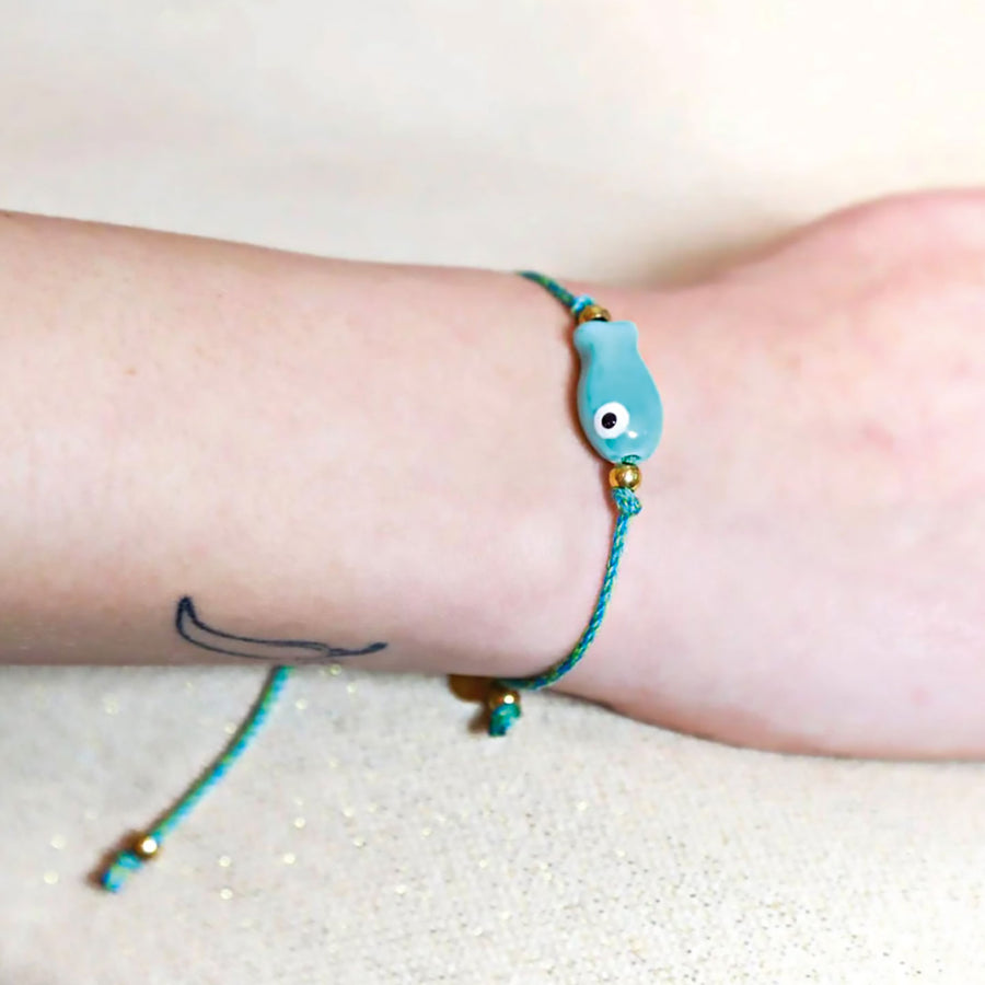 Bracelet en céramique avec poisson, cordon tressé coloré