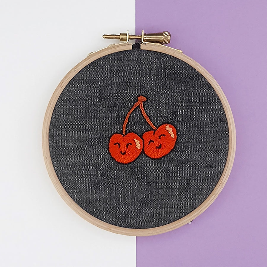 Coffret de broderie Kawaii avec motif cerise en gros plan.
