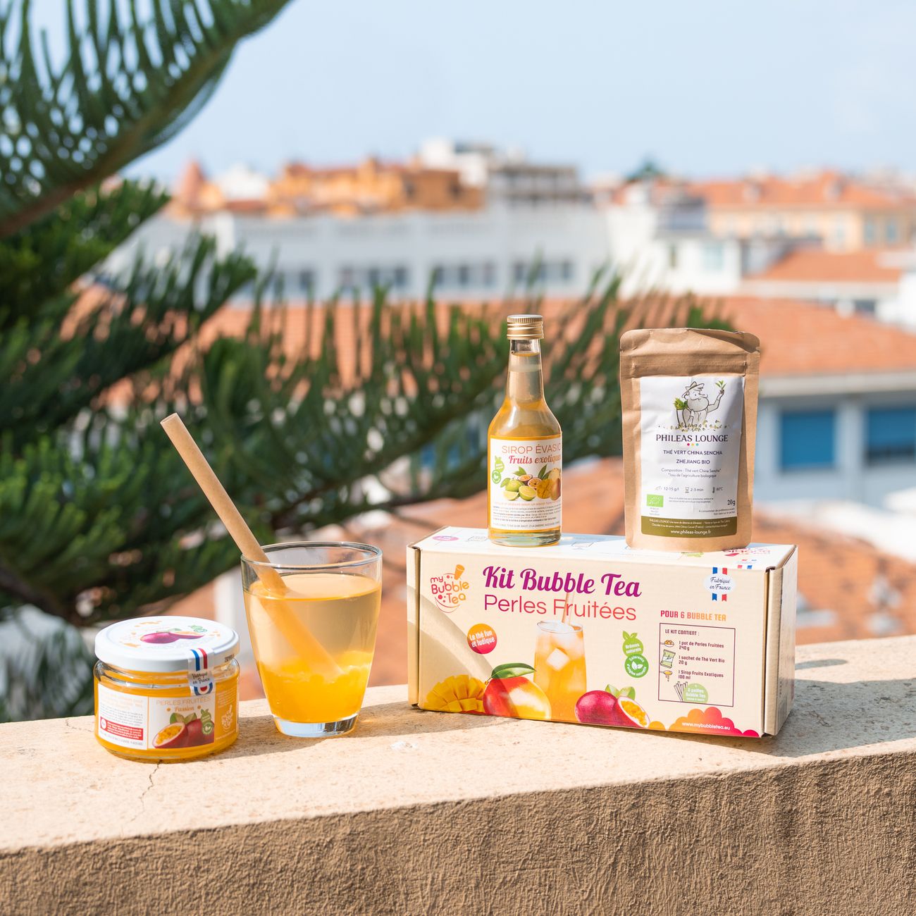 Kit de bubble tea avec perles et accessoires sur fond clair