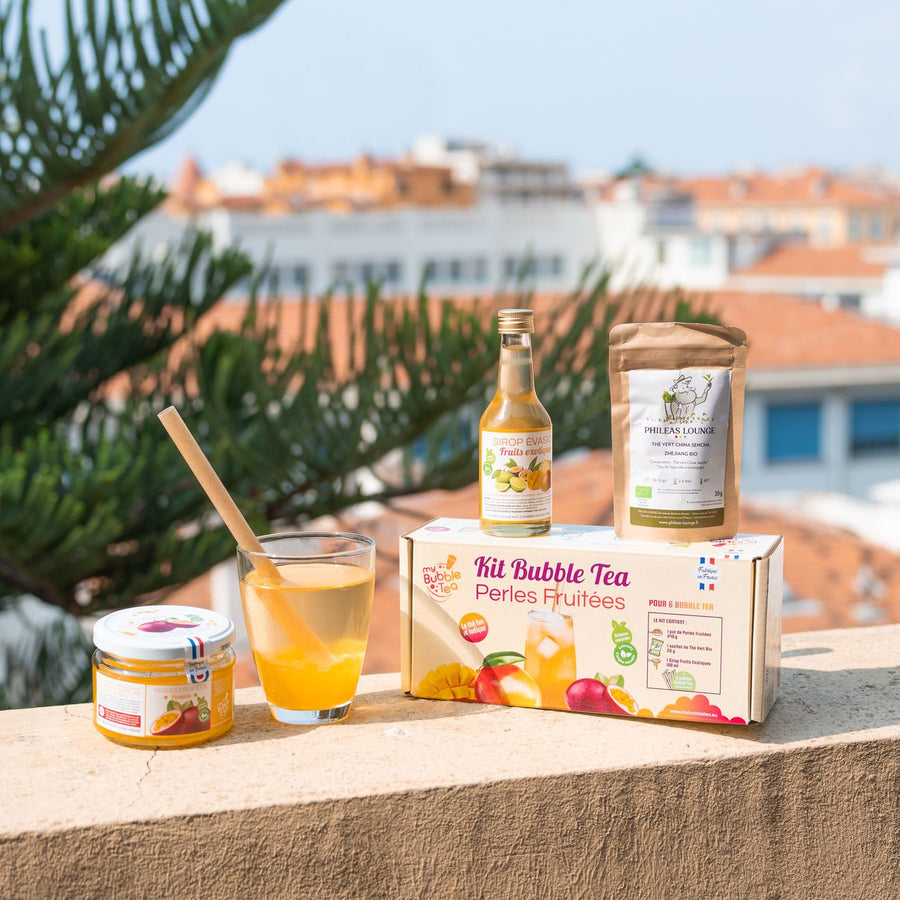 Kit de bubble tea avec perles et accessoires sur fond clair