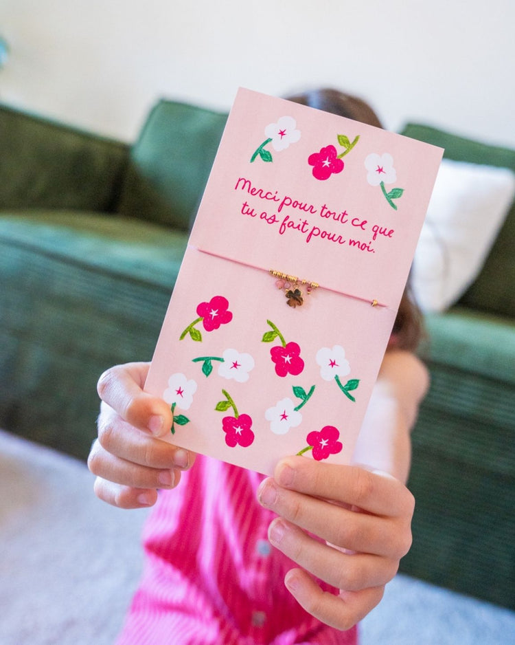 Bracelet doré en forme de trèfle avec carte message incluse