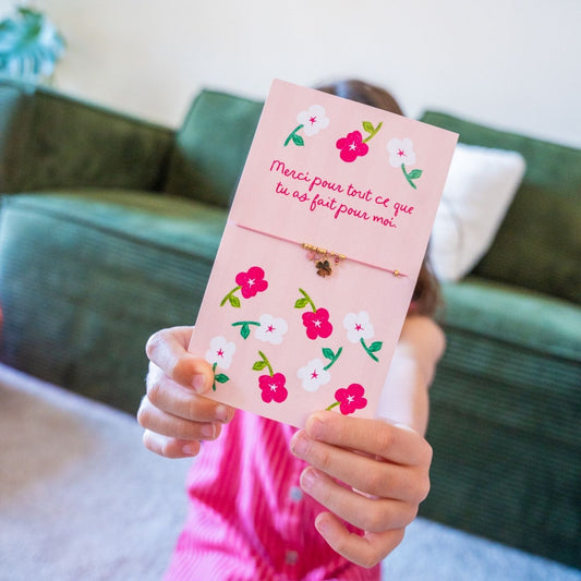 Bracelet doré en forme de trèfle avec carte message incluse