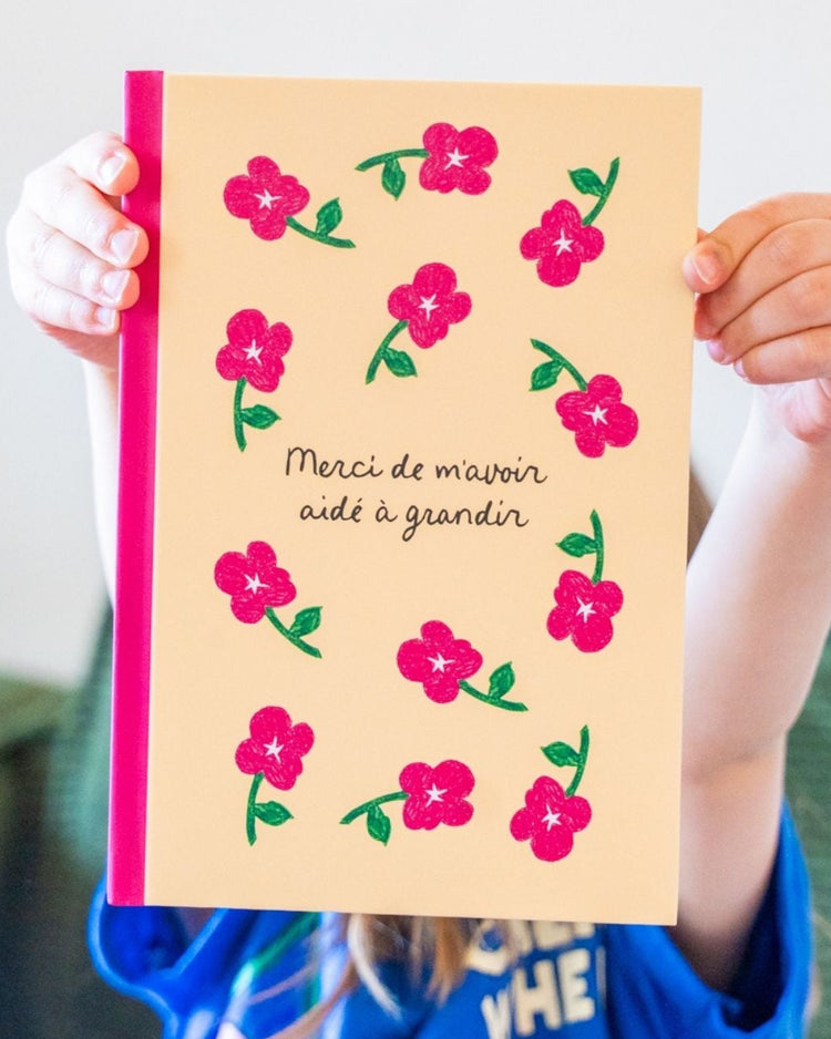 Carnet coloré avec motifs floraux pour un message de gratitude