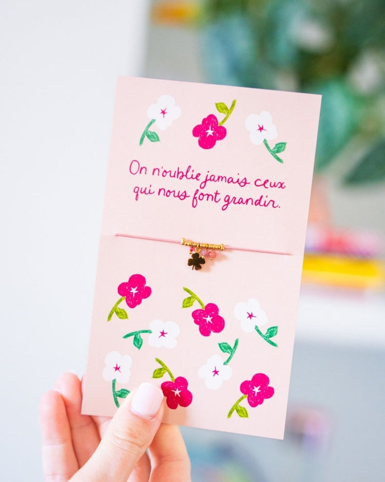 Bracelet trèfle avec carte message sur fond clair