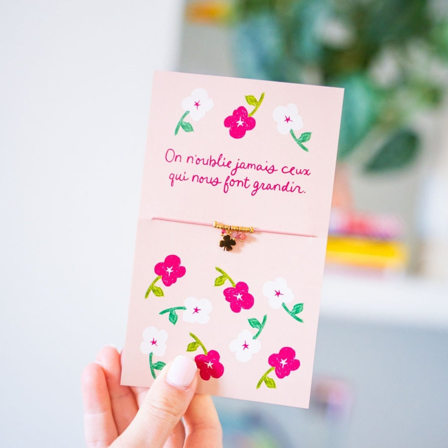 Bracelet trèfle avec carte message sur fond clair