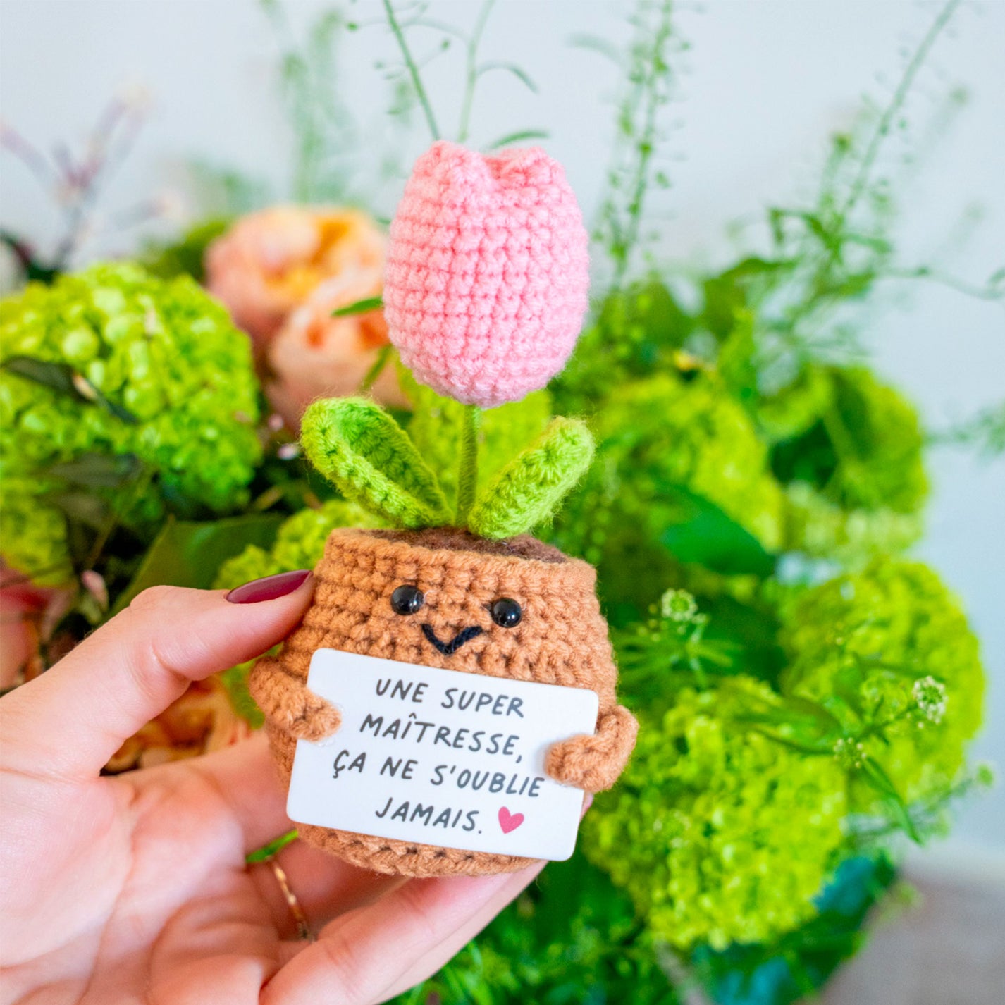 Tulipe en crochet rose avec message pour maîtresse, vue de face