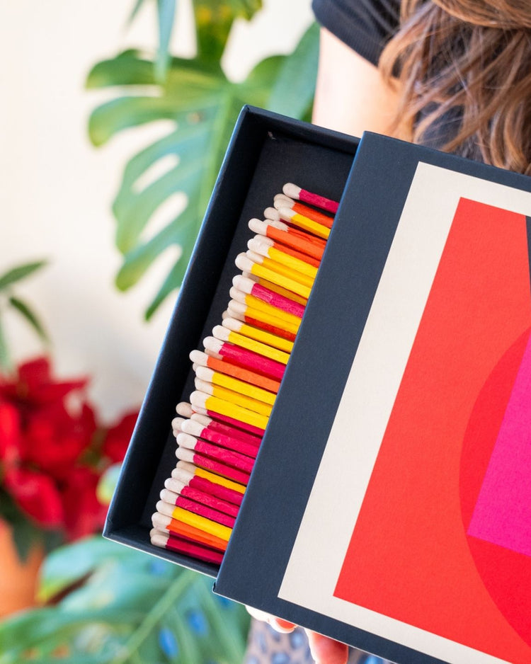 Boîte d'allumettes géantes avec inscription 'Love' en gros plan