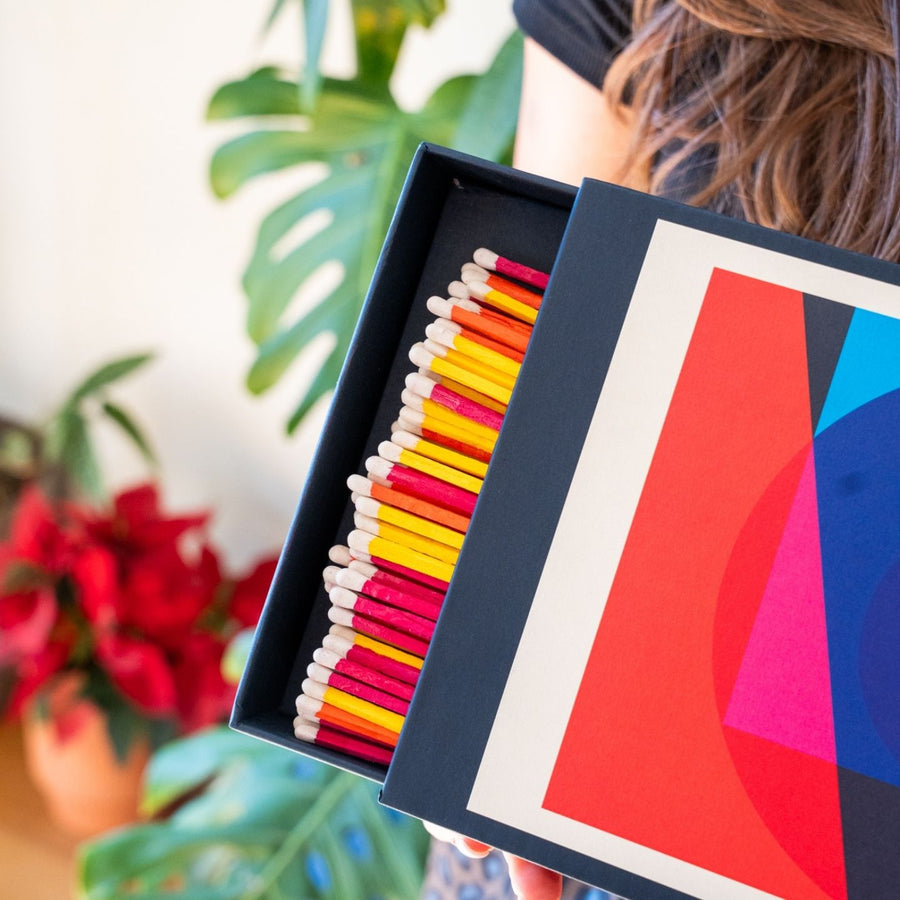 Boîte d'allumettes géantes avec inscription 'Love' en gros plan