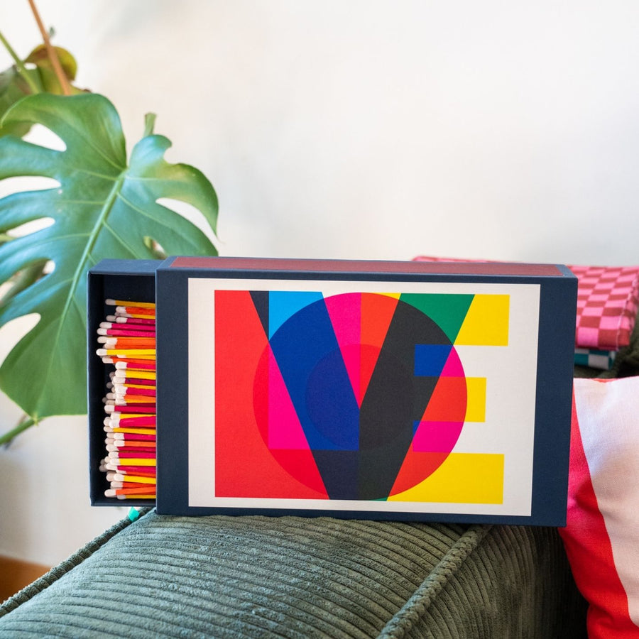 Boîte d'allumettes géantes avec inscription 'Love' en gros plan