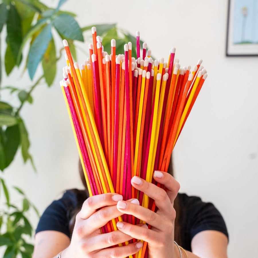 Boîte d'allumettes géantes avec inscription 'Love' en gros plan