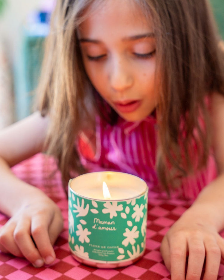 Bougie Maman d'amour avec étiquette florale et texture lisse