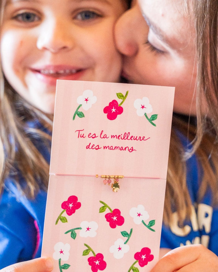Bracelet rose avec trèfle doré, message tendre pour maman