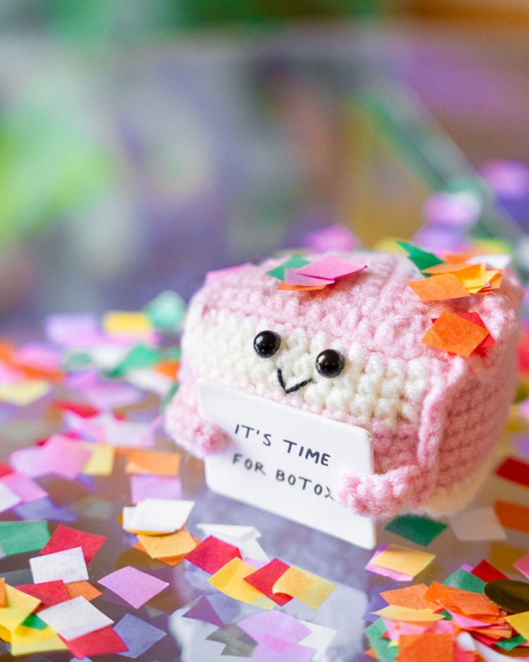 Part de gâteau avec pancarte humoristique sur fond clair