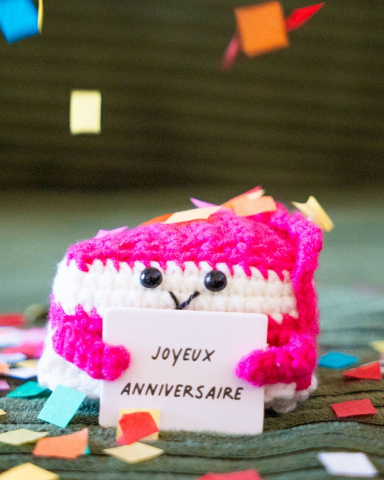 Part de cheesecake avec pancarte Joyeux anniversaire