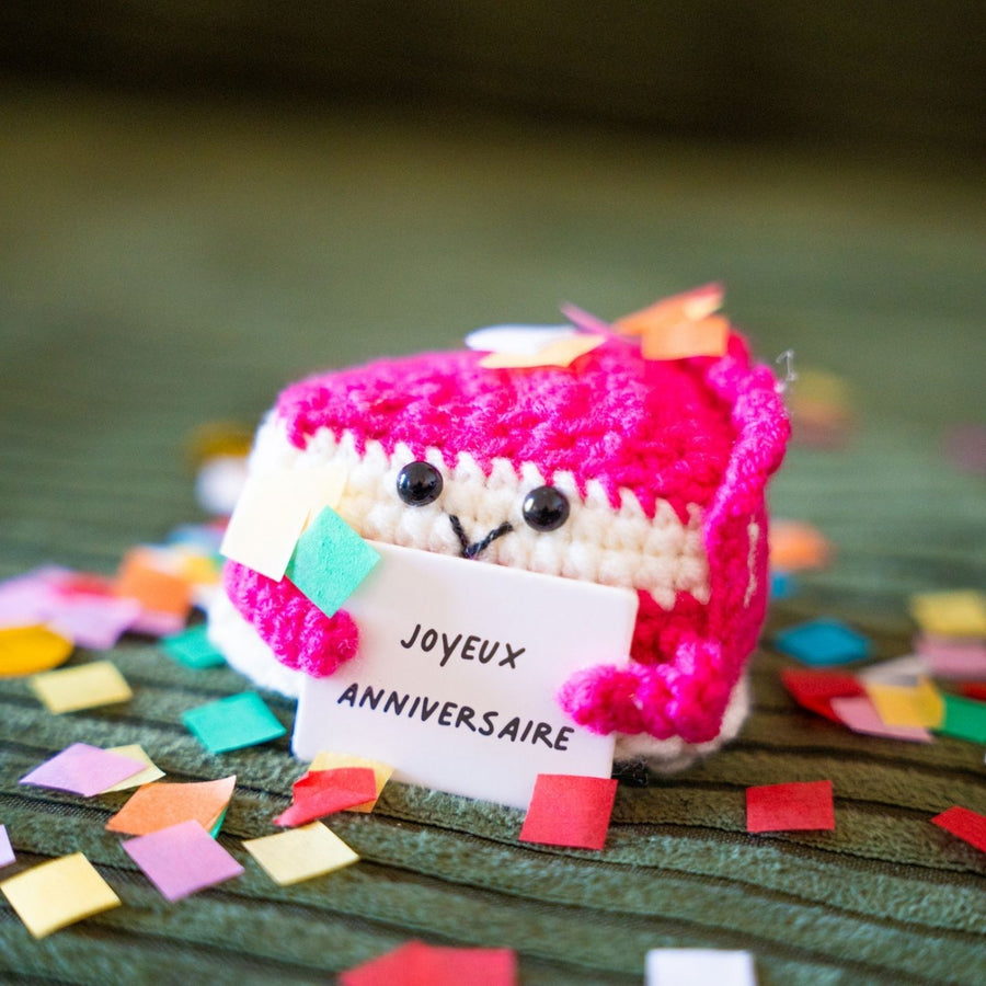 Cheesecake avec pancarte Joyeux anniversaire et décor festif