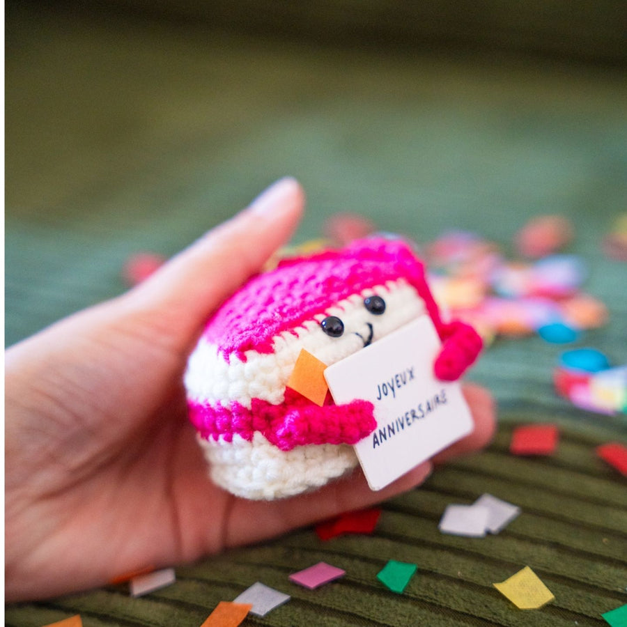 Part de cheesecake avec pancarte Joyeux anniversaire