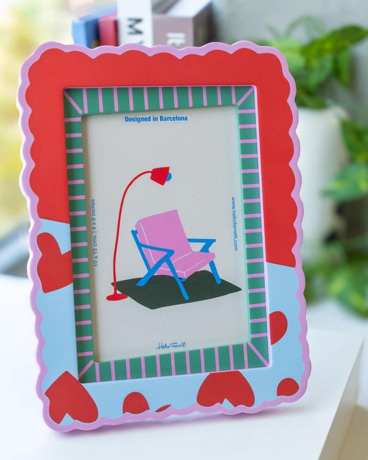 Cadre photo coloré avec bords ondulés et motifs de cœurs