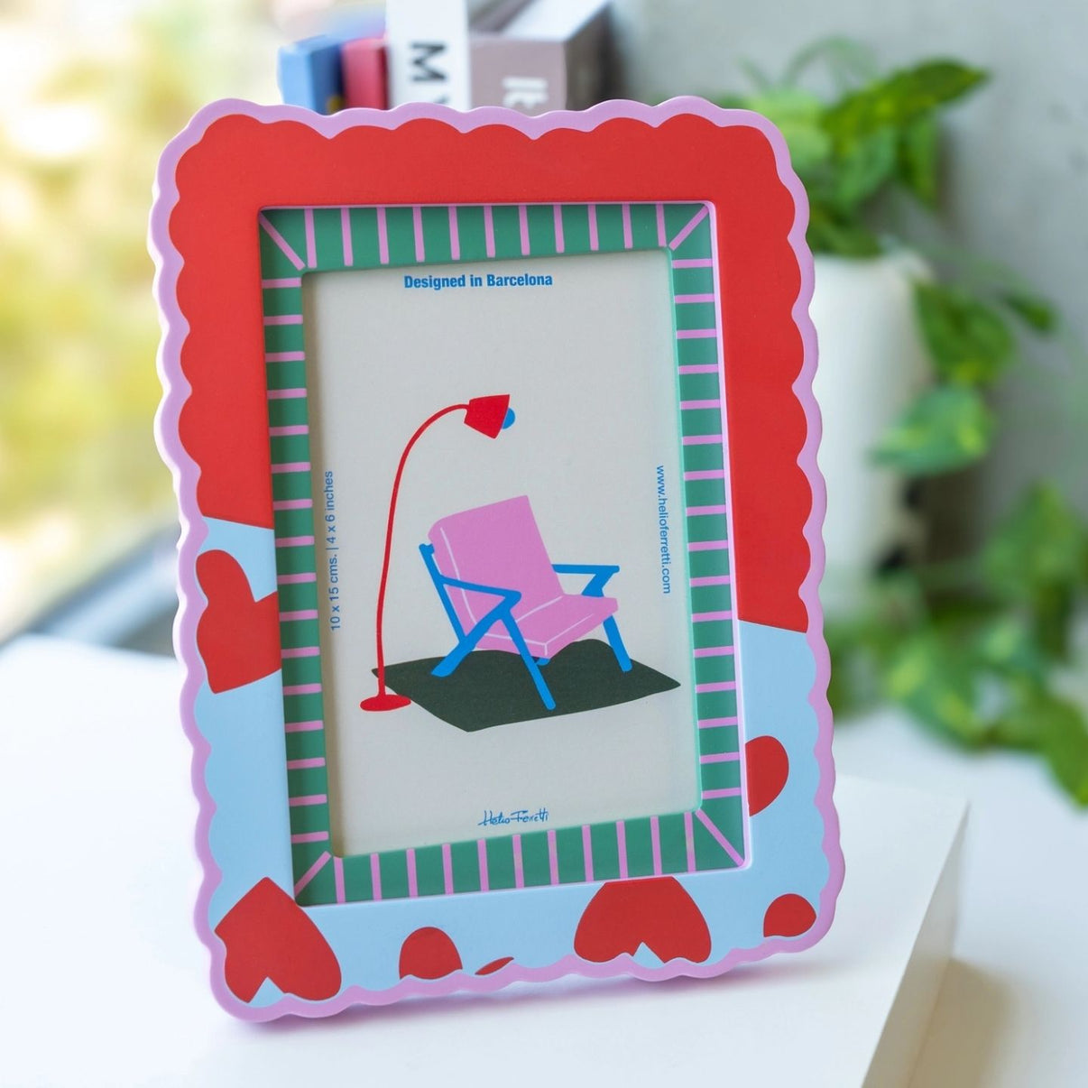 Cadre photo coloré avec bords ondulés et motifs de cœurs