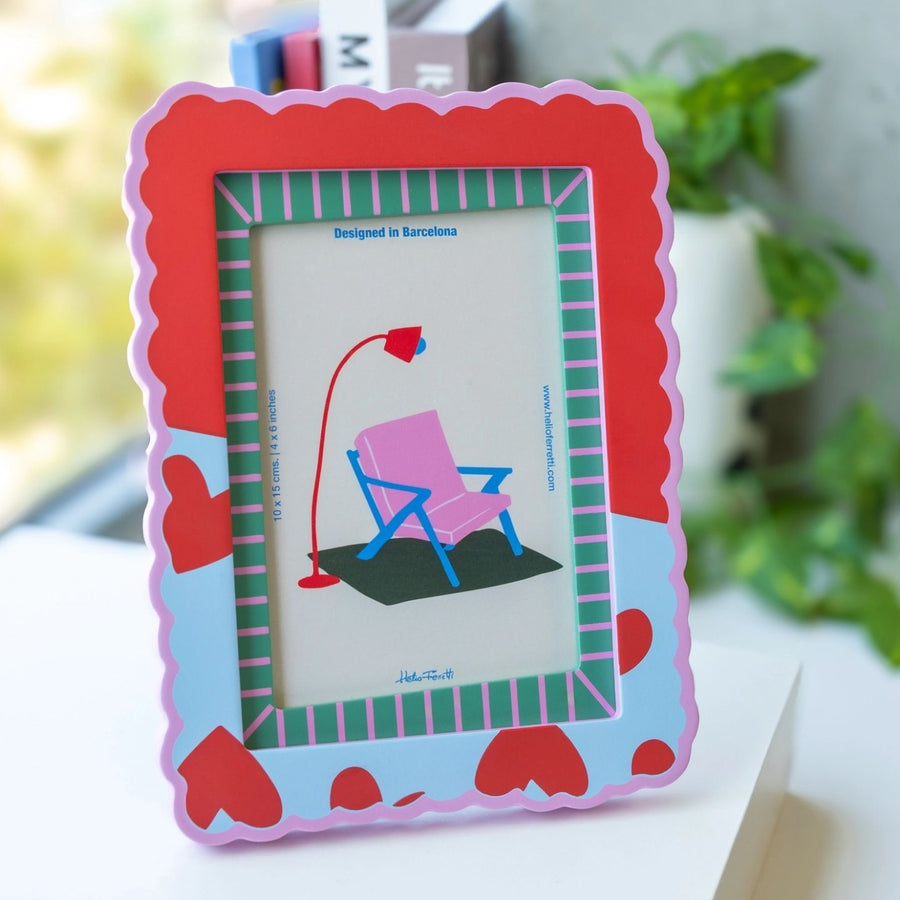 Cadre photo coloré avec bords ondulés et motifs de cœurs