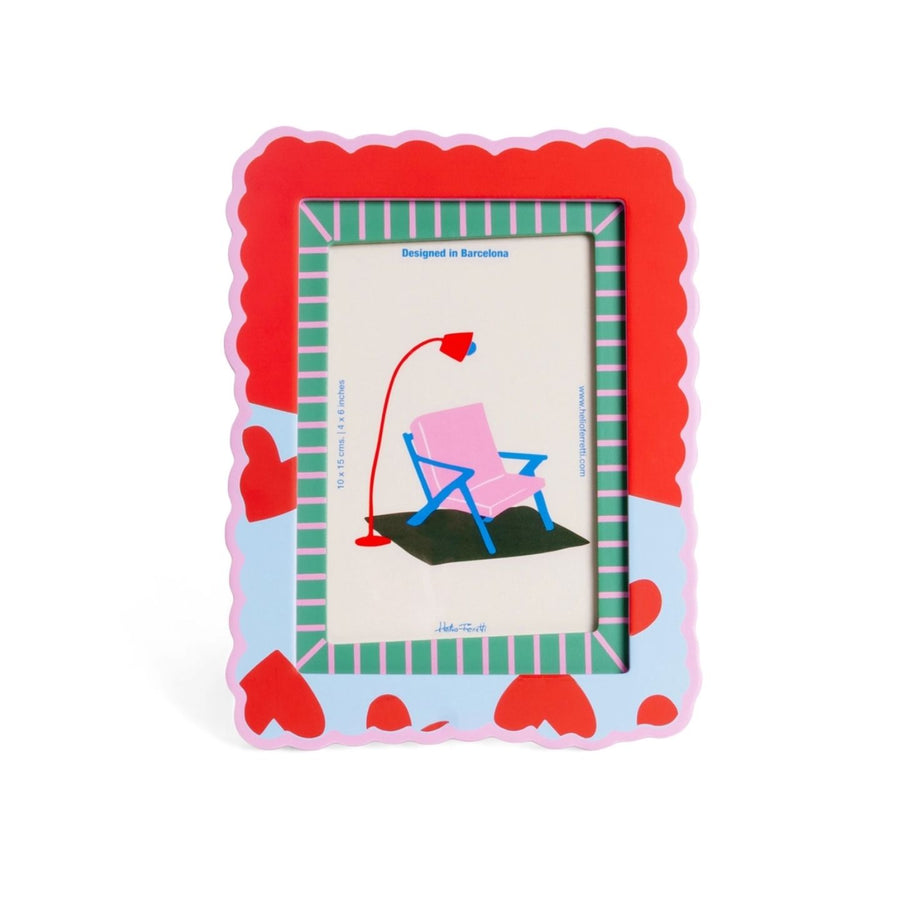 Cadre photo coloré avec bords ondulés et motifs de cœurs