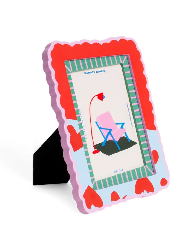 Cadre photo coloré avec bords ondulés et motifs de cœurs