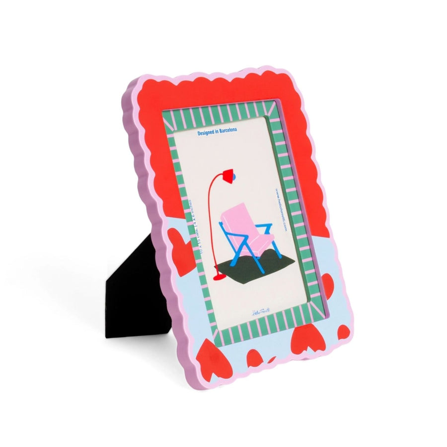 Cadre photo coloré avec bords ondulés et motifs de cœurs