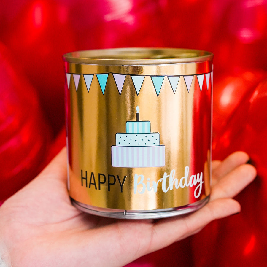 Brownie d'anniversaire avec bougie sur le dessus, prêt à déguster.