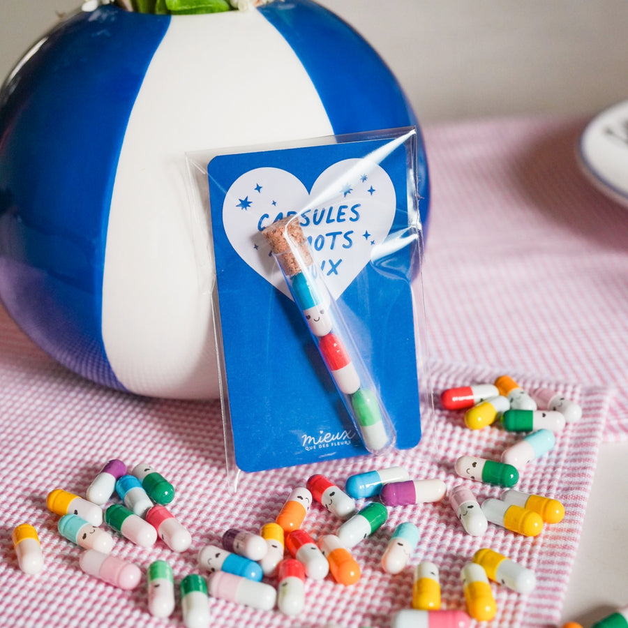 Capsules colorées pour écrire des messages doux, vue de dessus.