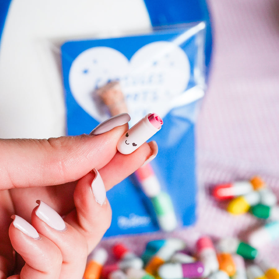 Capsules colorées pour écrire des messages doux, vue de dessus.