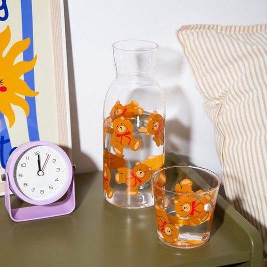 Carafe ourson en verre avec verre assorti sur fond clair