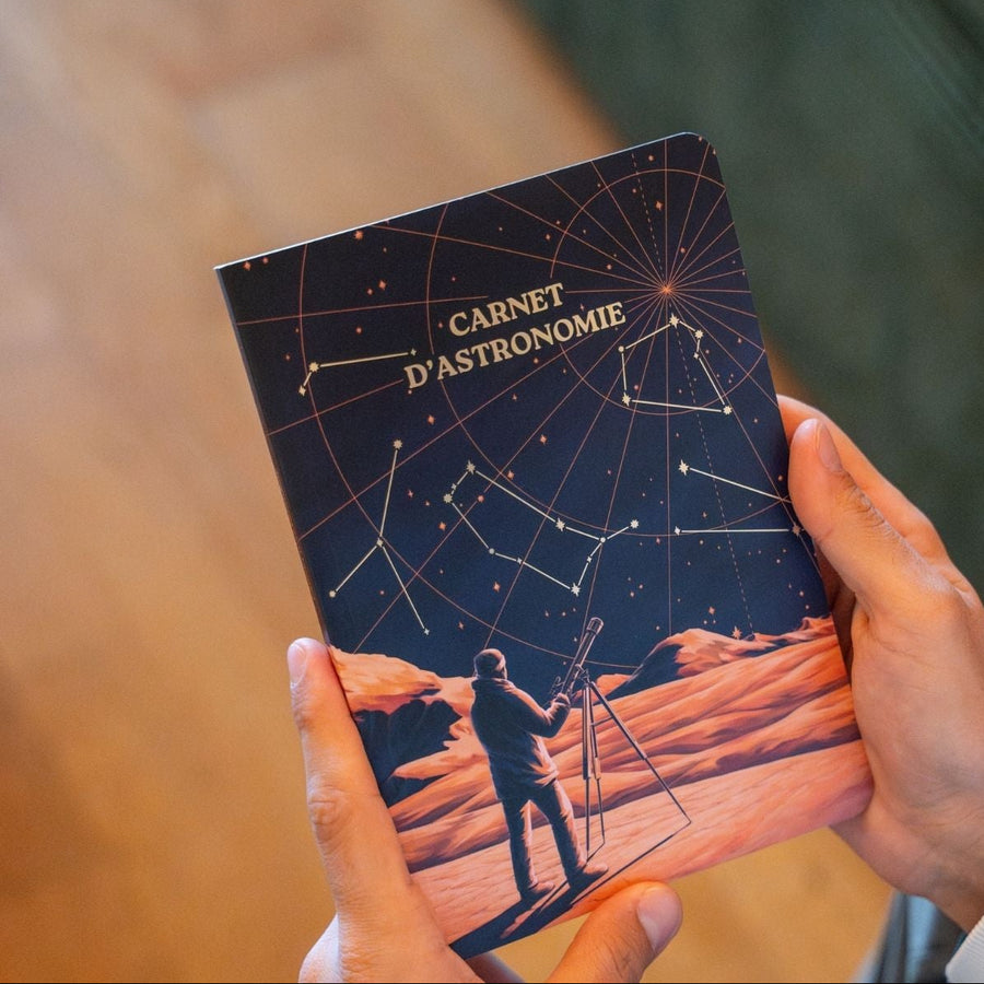 Carnet d'astronomie avec motif étoilé sur la couverture