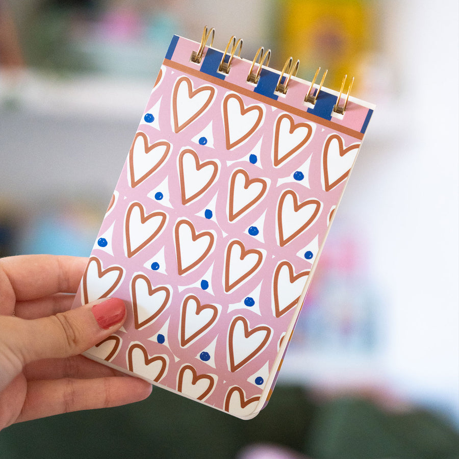 Bloc-notes avec motif de cœurs et reliure dorée