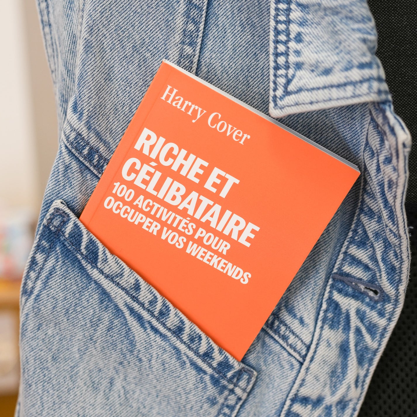 Couverture du carnet avec un design humoristique et coloré.