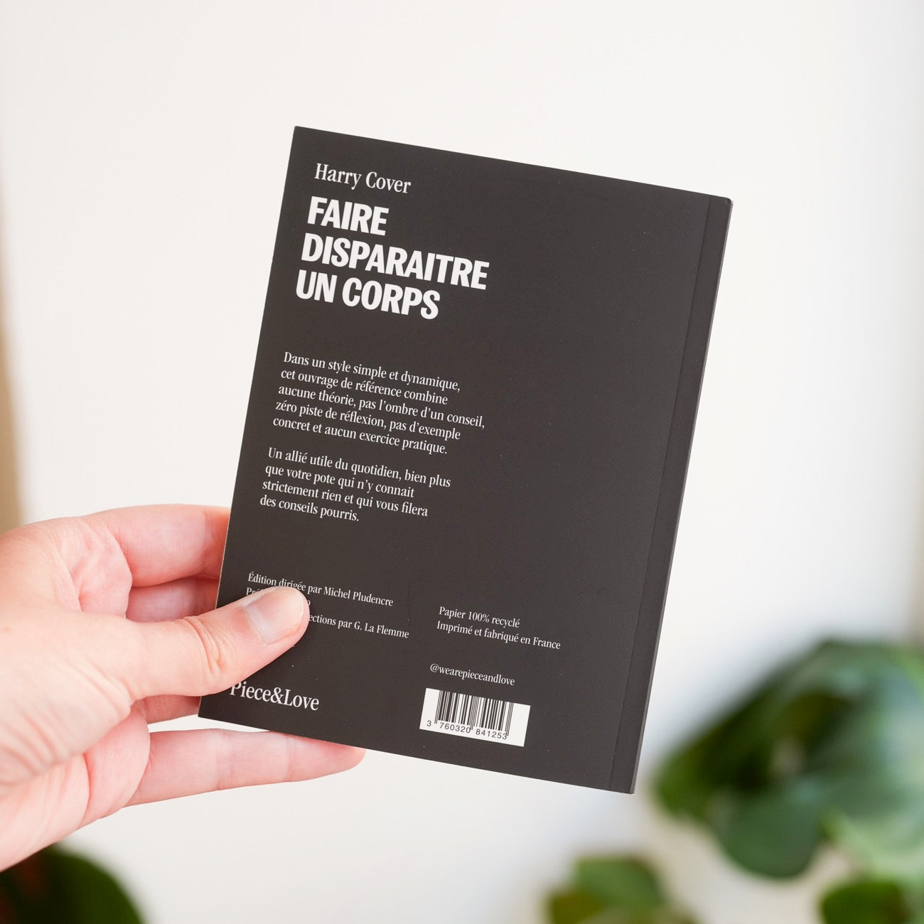Carnet humoristique avec une couverture intrigante et graphique.