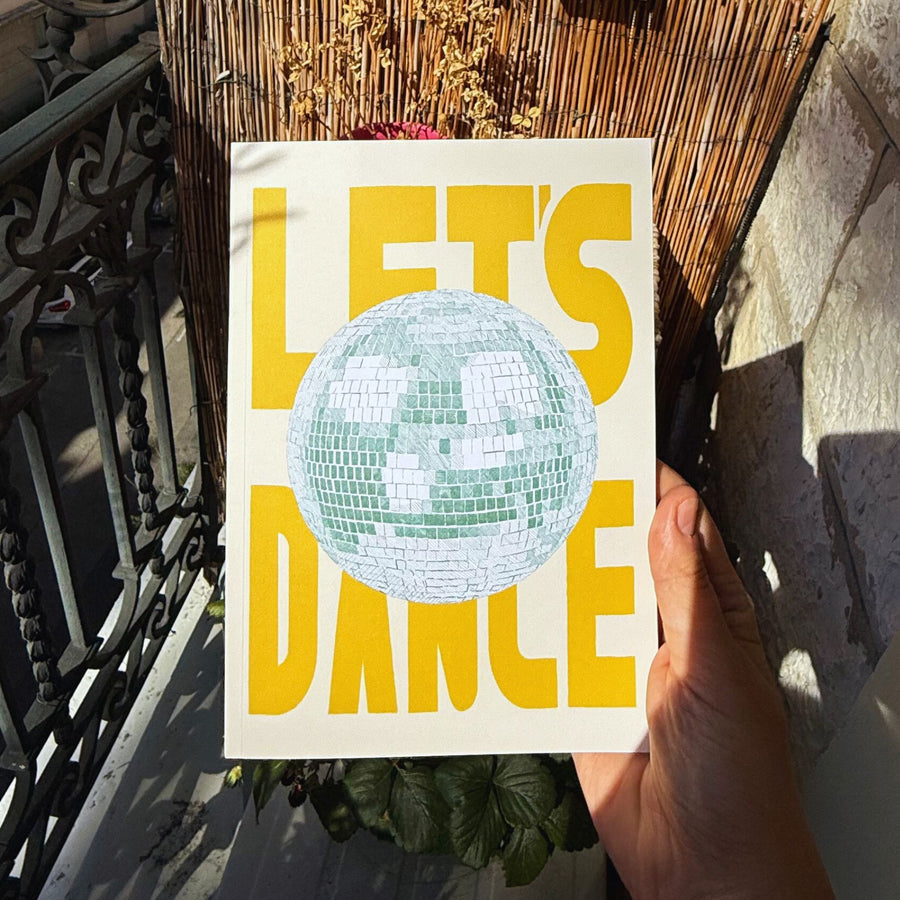 Carnet Let's Dance avec motif de boule à facettes colorée.